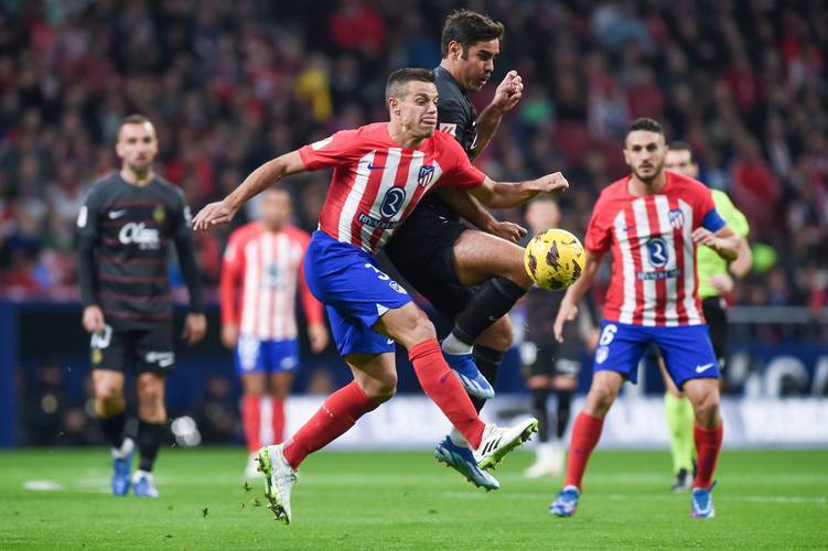 杜兰特关键中投命中，全场欢呼（杜兰特关键时刻中投命中，全场沸腾）