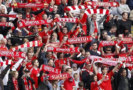 皇马：“嘿，你的益达。”利物浦：“不，是你的益达。”（皇马：“给，你的益达。”利物浦：“不对，还是你的。”）