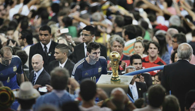 创历史，埃因霍温是首支正式比赛在安菲尔德打进3球的荷兰球队（埃因霍温改写纪录：首支在安菲尔德正式赛攻入3球的荷兰队）