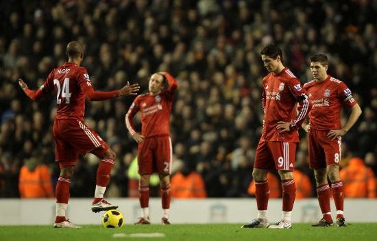 詹姆斯篮板抢断关键时刻锁定胜局（詹姆斯关键篮板与抢断终结悬念）