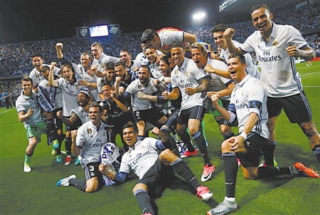 有些事情总要有人做，麦卡利斯特进球后“致敬”阿诺德（总有人要做这件事：麦卡利斯特破门后向阿诺德致意）