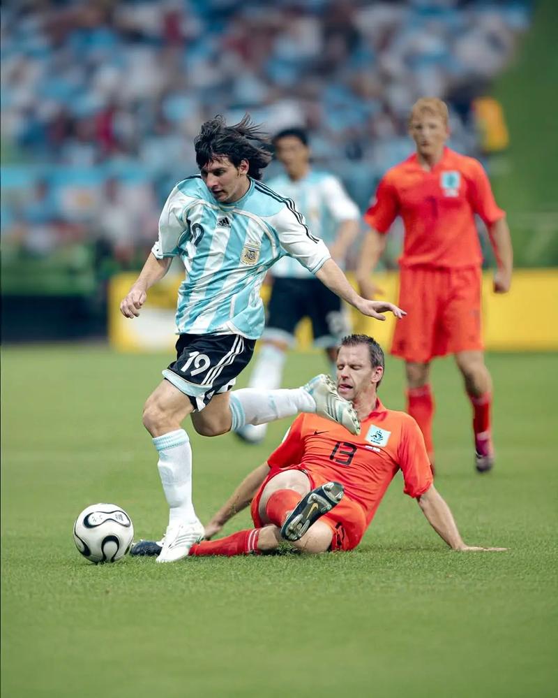 马竞vs国米：劳塔罗PK阿尔瓦雷斯，小西蒙尼、巴雷拉出战（马竞战国米：劳塔罗对飙阿尔瓦雷斯，小西蒙尼与巴雷拉同场亮相）