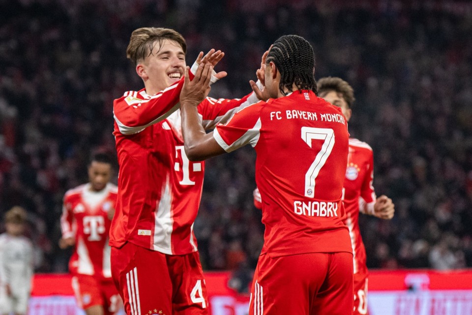 曼联明年还将不得不花巨资买人。（曼联明年仍难免砸重金引援）