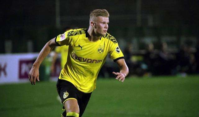 马格德堡球员庆祝进球，不幸跌入2.7米深的沟中但安全逃出（马格德堡球员进球庆祝时失足坠入2.7米沟，所幸安然脱险）